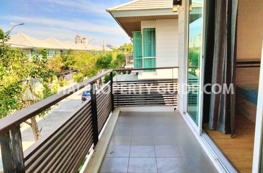 House with Shared Pool in Srinakarin 